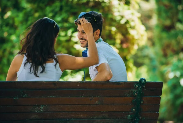 Gelukkig Vrouw Man Omarmen Genieten Van Het Leven Romantiek Buiten — Stockfoto