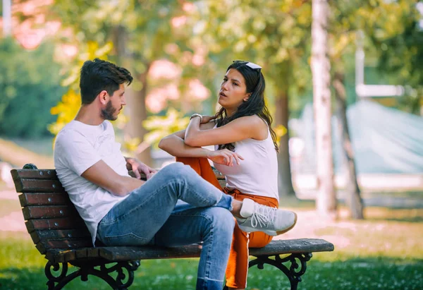 Blank Casual Paar Man Vrouw Flirten Lachen Gelukkig Een Park — Stockfoto