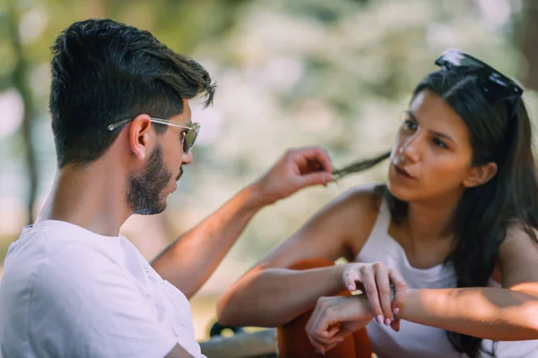 Yaz Parkında Oturan Genç Bir Çiftle Çıkmak Güzel Mutlu Genç — Stok fotoğraf