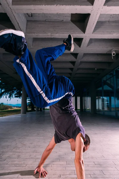 Young parkour man perform handstand at urban place — Stock Photo, Image