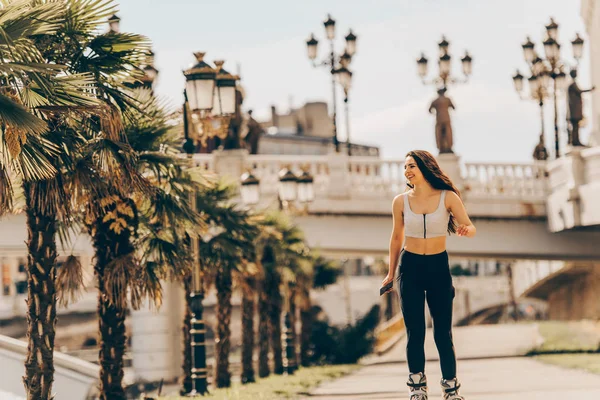 Splendida Ragazza Sta Preparando Pattinare Vicino Fiume — Foto Stock