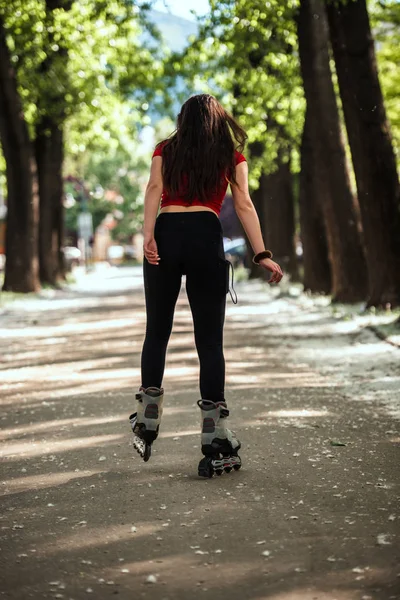 女性足インライン スケート アクション晴れた日に屋外で 楽しい時間の活動 — ストック写真