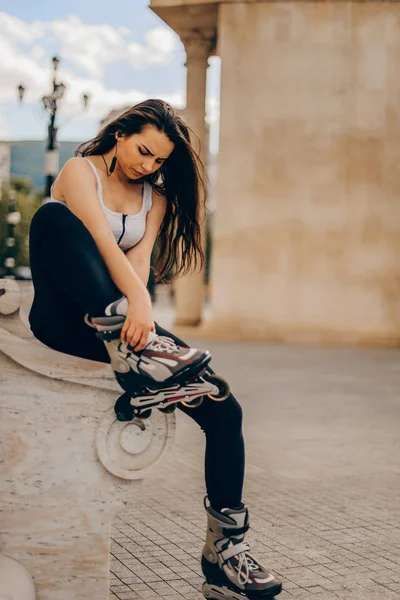 Adolescente Felice Sui Pattini Seduto Sulla Strada Una Giornata Sole — Foto Stock