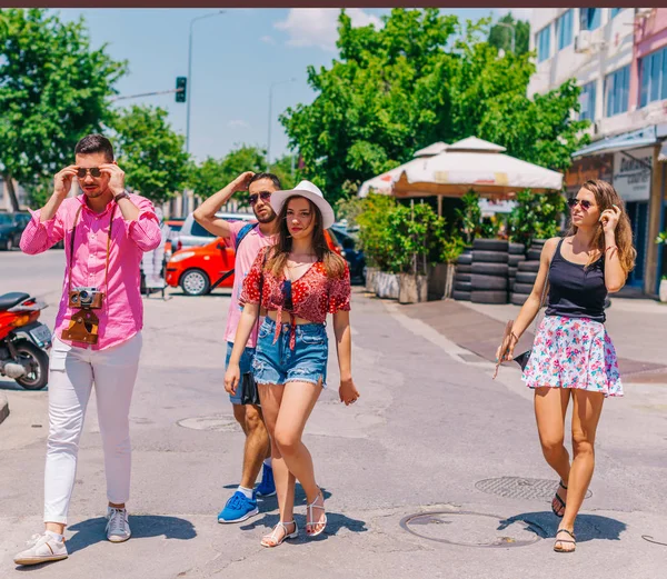 Чотири туристичні (дослідники) прогулянку в середземноморському місті — стокове фото