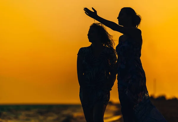 Silhouet van een meisje op de achtergrond van de zee — Stockfoto
