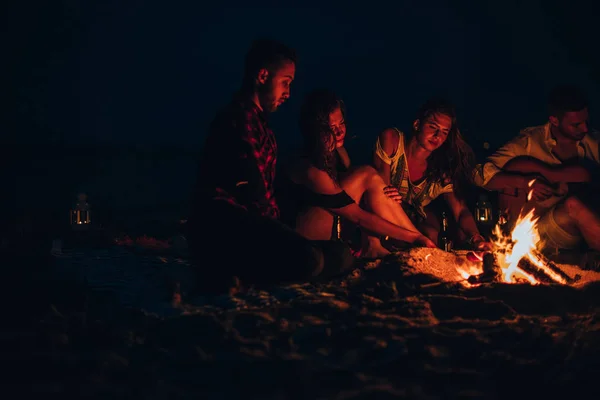 Arkadaşlar piknik yaparken müzik dinliyorlar. — Stok fotoğraf