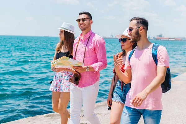 Touristen schauen auf eine Landkarte und planen die Orte, an denen sie angeblich sind — Stockfoto