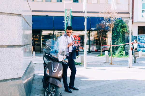 Moderna Affärsman Kolla Hans Splitternya Italienska Cykel — Stockfoto