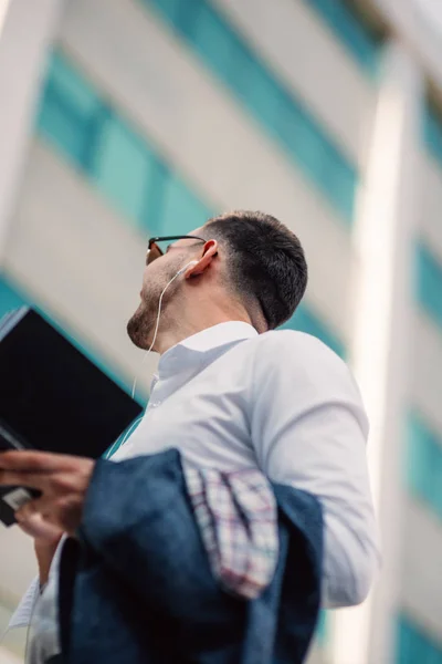 Hombre Negocios Seguro Está Vecindario Urbano Con Los Auriculares Puestos —  Fotos de Stock