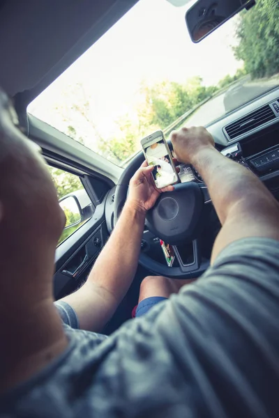 Homem Banco Frente Seu Carro Está Fotografando Estrada Frente Dele — Fotografia de Stock