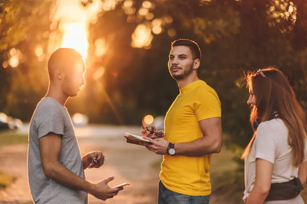 Amigos Adolescentes Sin Preocupaciones Están Hablando Parque Hermosa Puesta Sol — Foto de Stock