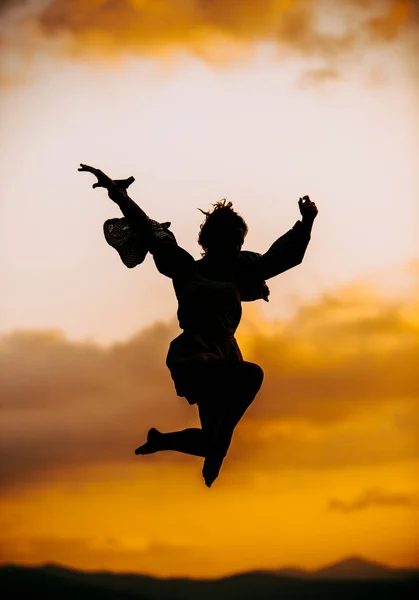 Retrato Uma Jovem Feliz Dançando Enquanto Salta Pôr Sol — Fotografia de Stock