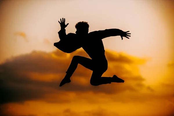Dançarino Jovem Bonito Executando Dança Moderna Sobre Céu Laranja Enquanto — Fotografia de Stock