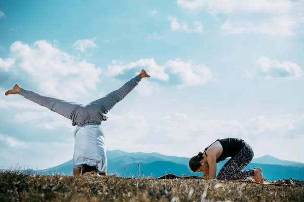Atractiva Mujer Pareja Practicando Yoga Roca Concepto Del Estilo Vida — Foto de Stock