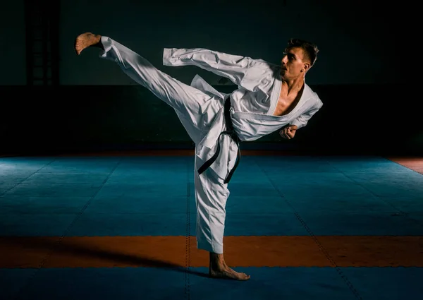 Karate Man Vechter Atleet Blootsvoets Kimono Pak Met Zwarte Gordel — Stockfoto