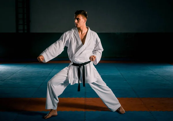 Homem Karaté Lutador Atleta Descalço Quimono Terno Com Treinamento Faixa — Fotografia de Stock