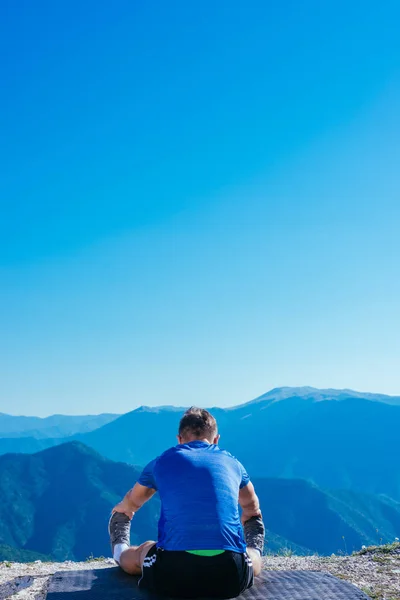 Fitnesstrainer Führt Seine Täglichen Dehnübungen Frühmorgens Durch — Stockfoto