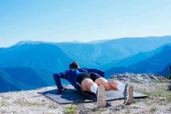 Starke Gut Aussehende Blonde Athletin Macht Liegestütze Auf Dem Gipfel — Stockfoto