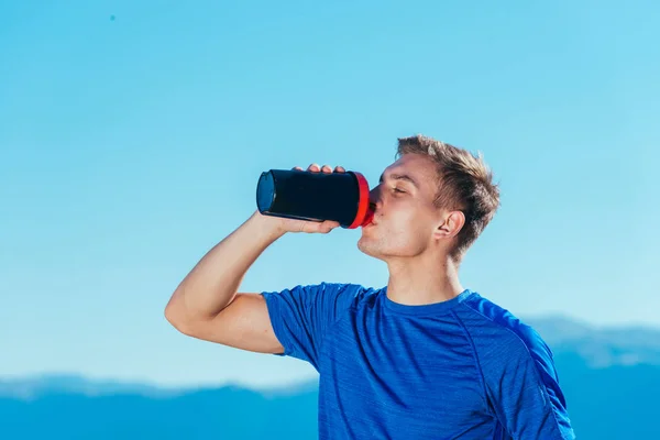 Sportsman Athlete Drinking Water Top Mountain While Enjoying Amazing View — Stock Photo, Image