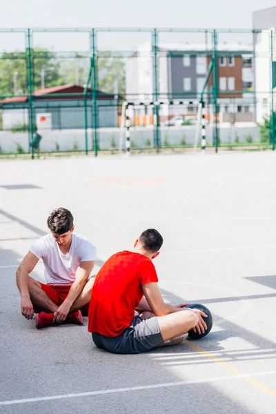 Två Starka Kaukasiska Idrottare Vilar Marken Vid Basketplanen Samtidigt Ett — Stockfoto