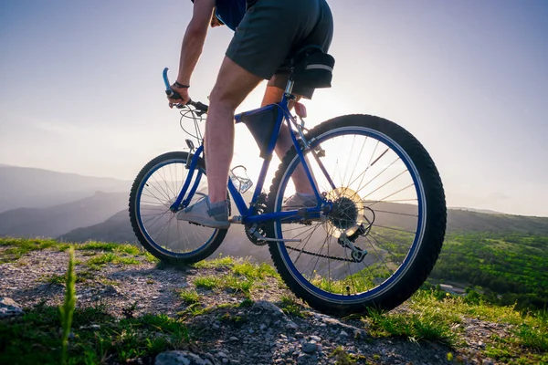 Închideți fotografia de la un motociclist de munte care merge cu bicicleta (bicicletă ) — Fotografie, imagine de stoc