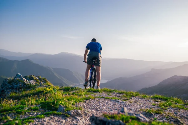 Kalandvágyó kerékpáros lovaglás a mountain bike szélén egy cl — Stock Fotó