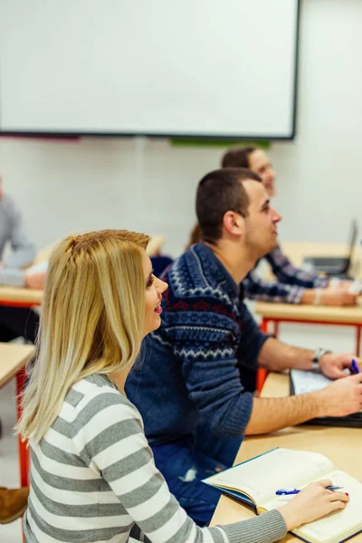 Junge Schüler Sind Klassenzimmer Sie Schauen Interessiert Auf Ihren Mitschüler — Stockfoto