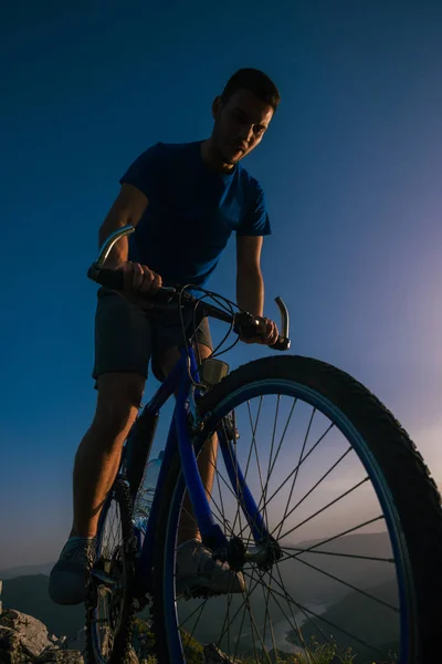 Silhouette egy hegyi kerékpáros lovaglás a mountain sportbike — Stock Fotó