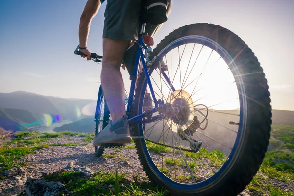 Închideți fotografia de la un motociclist de munte care merge cu bicicleta (bicicletă ) — Fotografie, imagine de stoc