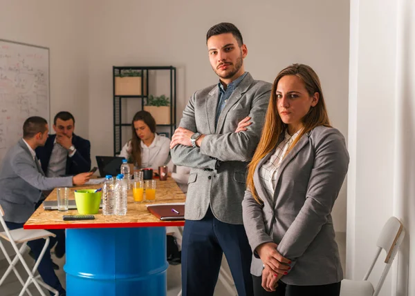 Retrato Hombre Negocios Una Mujer Negocios Frente Mesa Reuniones Mientras —  Fotos de Stock