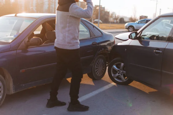 Gars Air Inquiet Après Que Voiture Écrase — Photo