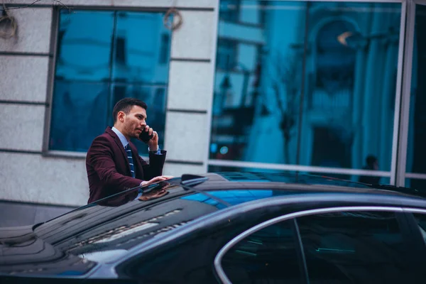 Entrepreneur Businessman Στέκεται Μια Αστική Περιοχή Και Φορώντας Ένα Κοστούμι — Φωτογραφία Αρχείου
