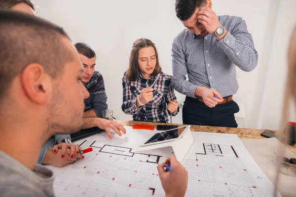 Gruppo di giovani imprenditori pianificare e discutere il modo in cui il dovrebbe — Foto Stock