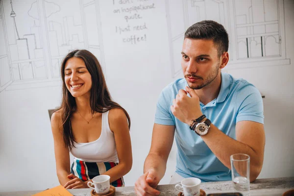 Ein hippes junges Paar trinkt an sonnigen Tagen gemeinsam Kaffee im Café — Stockfoto