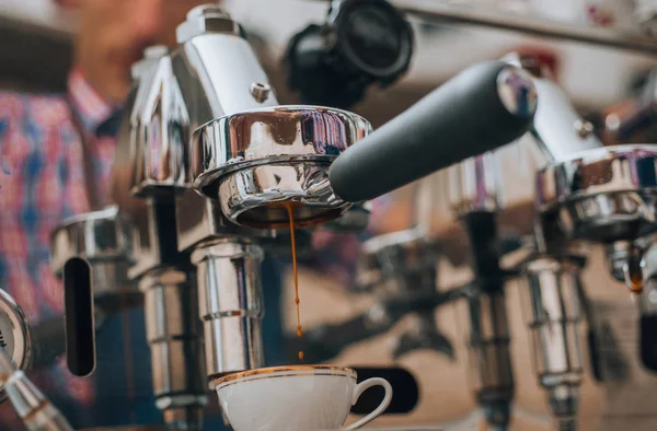 Mesin kopi menyiapkan kopi segar dan menuangkan dalam cangkir — Stok Foto