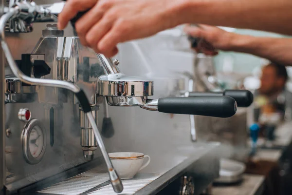 Proses membuat kopi panas dari mesin kopi — Stok Foto