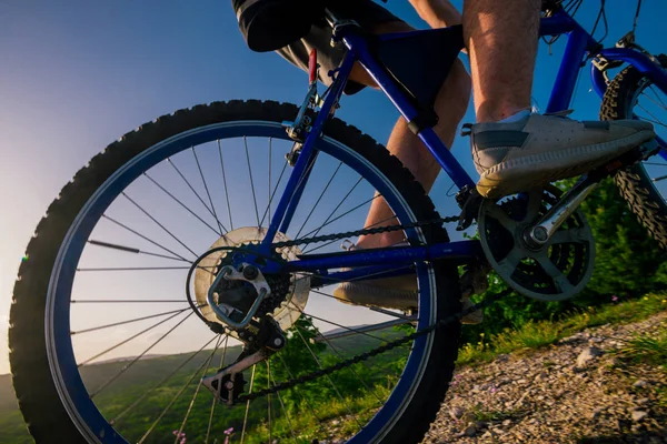 Close up fotografie z horského cyklisty na kole (kolo) — Stock fotografie