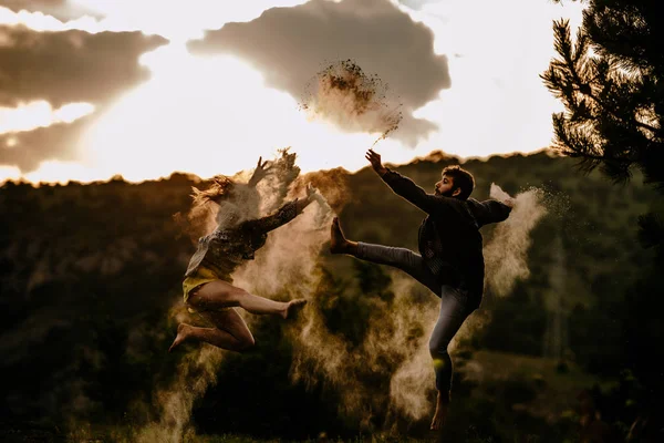 Hombre Guapo Con Una Guapa Joven Bailando Mientras Salta Montaña — Foto de Stock