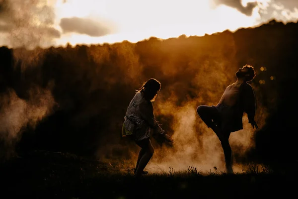 Vakkundige Hiphopdansers Beweging Jong Stel Moderne Dans Dansen Natuur — Stockfoto