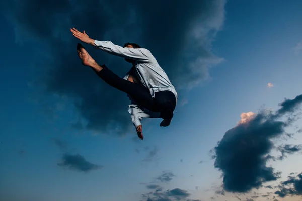 Snygg Aktiv Ung Man Dansar Medan Hoppar Luften — Stockfoto