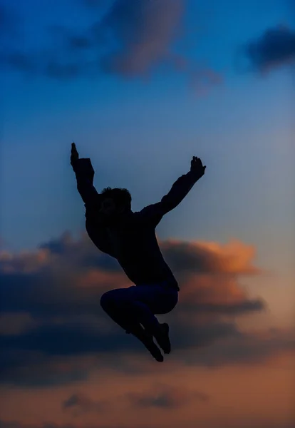 Beau Jeune Homme Actif Qui Danse Sautant Dans Les Airs — Photo