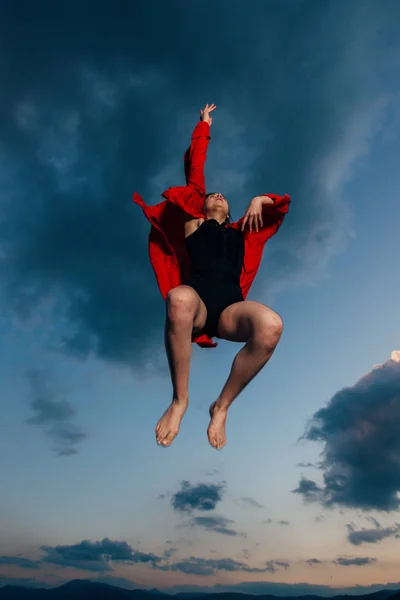 自由幸福幸福的概念 快乐无忧无虑的白人女人 快乐的跳上天空 — 图库照片