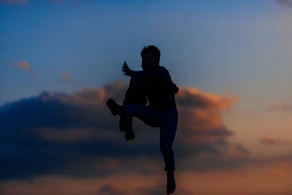 Sportieve Man Springt Geniet Van Vrijheid Succes Naar Hemel — Stockfoto