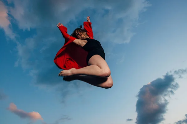 Silhouette Einer Tänzerin Springt Licht Des Sonnenaufgangs Gegen Den Himmel — Stockfoto