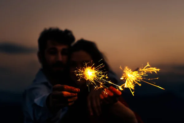 Mulher Silhueta Homem Segurando Fogo Artifício Brilhante Ardente Bengala Luz — Fotografia de Stock