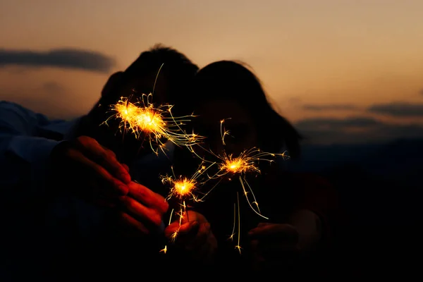 Young Couple Sharing Happy Love Mood Mountain Pyrotechnics — Stock Photo, Image