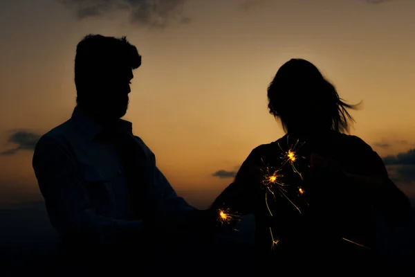 Casal Segurando Sparklers Durante Quase Tempo Montanha Contra Pôr Sol — Fotografia de Stock