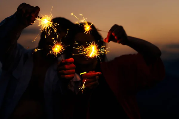 Homem Uma Mulher Detiveram Sparkler Tempo Amor Montanha Sobre Fundo — Fotografia de Stock