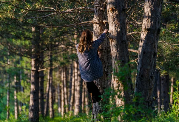 Casual Vrouw Genieten Van Activiteit Een Klimpark Een Zonnige Dag — Stockfoto