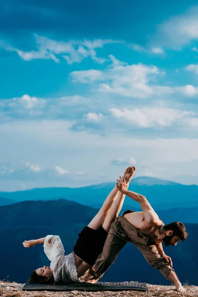 Bonito Homem Com Uma Bela Menina Dançando Breakdance Montanha — Fotografia de Stock